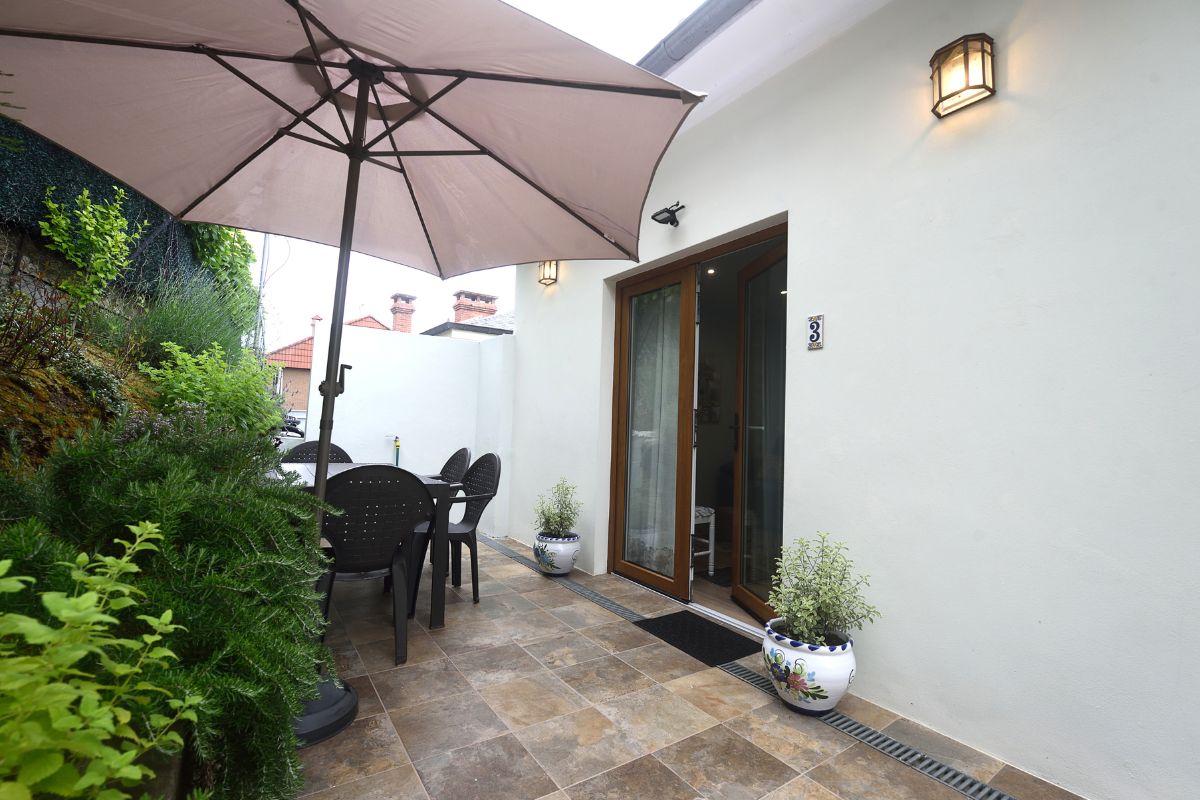 Mesa terraza Apartamento 3 La Casa de Violeta