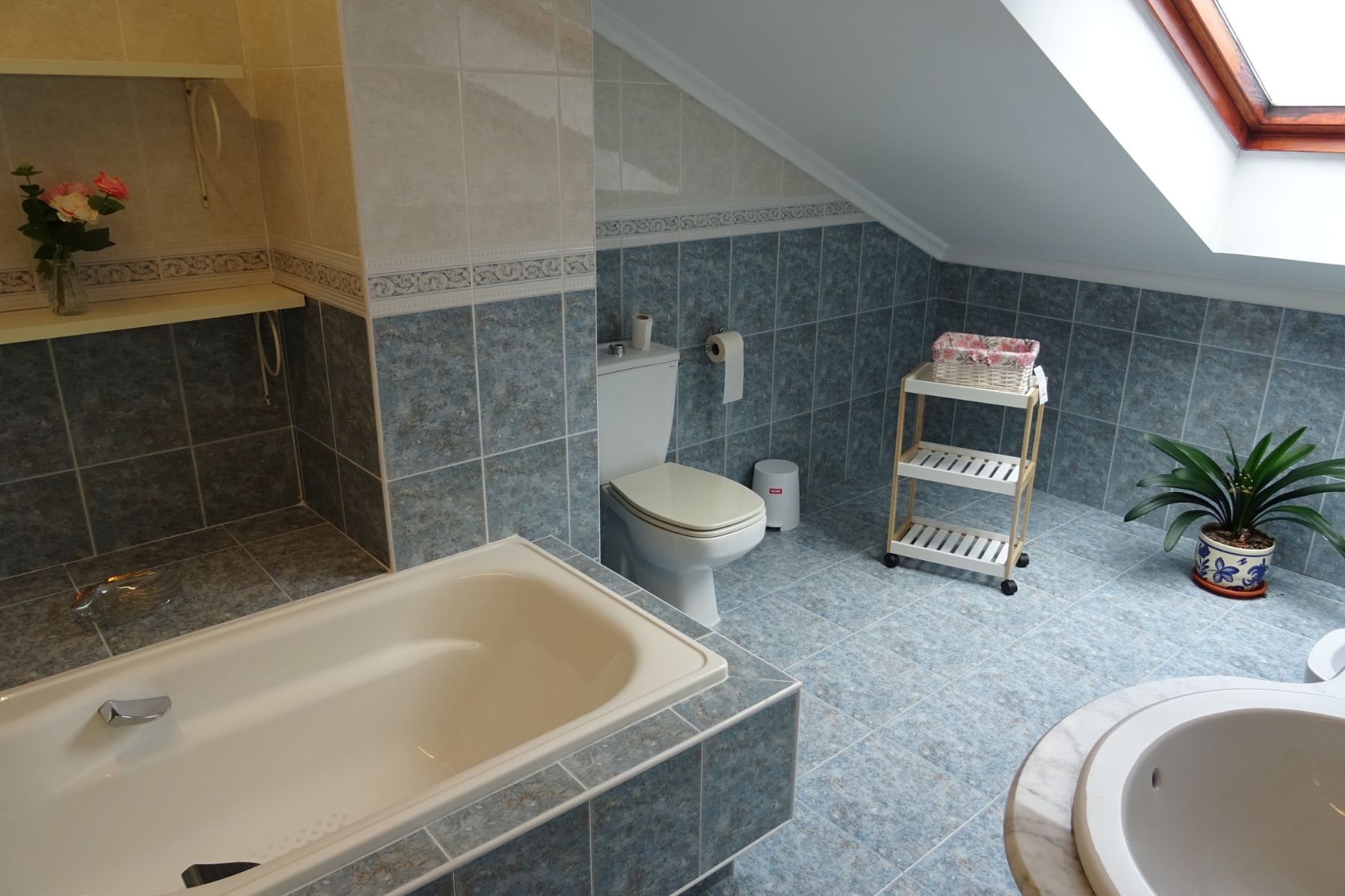 Foto de baño vista desde puerta Casa de Violeta.